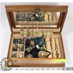 VINTAGE WOODEN JEWELLRY BOX W/ JEWELLRY