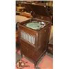 Image 2 : ANTIQUE GRAMOPHONE
