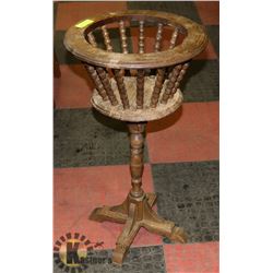 VINTAGE WOODEN PLANT / FERN STAND