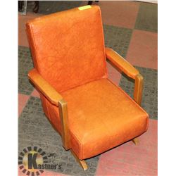 1970S CHILDS ORANGE ROCKING CHAIR.