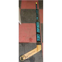 TONY ESPOSITO SIGNED AUTHENTICATED HOCKEY STICK.