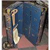 Image 1 : ANTIQUE STEAMER/CLOSET TRUNK
