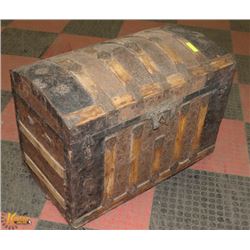 ANTIQUE VICTORIAN HUMPBACK TRUNK W KEY AND