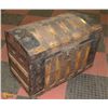 Image 1 : ANTIQUE VICTORIAN HUMPBACK TRUNK W KEY AND