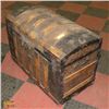 Image 2 : ANTIQUE VICTORIAN HUMPBACK TRUNK W KEY AND