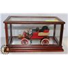Image 1 : MODEL VINTAGE CAR IN DISPLAY.