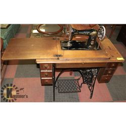 ANTIQUE SINGER SEWING MACHINE IN CABINET.