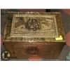 Image 1 : MID CENTURY BRASS WOOD BOX WITH EMBOSSED ENGRAVING
