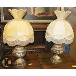 PAIR OF VINTAGE SCENIC TABLE LAMPS WITH SHADES.