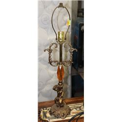 BRASS & AMBER GLASS TABLE LAMP WITH NO SHADE.