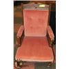 Image 1 : ESTATE ANTIQUE TIGER OAK DUSTY ROSE ARMCHAIR