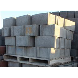 PALLET OF LIGHT GREY CONCRETE STRETCHER BLOCKS