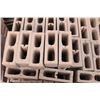 Image 2 : 1.5 PALLETS OF BROWN PARTITION CONCRETE BLOCK