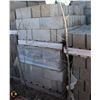 Image 1 : PALLET OF LIGHT GREY SPLIT RIB SOLID CONCRETE BLOC
