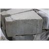 Image 2 : 8 PALLETS OF LIGHT GREY WEDGE RETAINING WALL BLOCK