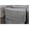 Image 2 : 5 PALLETS OF GREY WEDGE RETAINING WALL BLOCKS