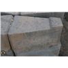 Image 2 : 5 PALLETS OF GREY WEDGE RETAINING WALL BLOCKS