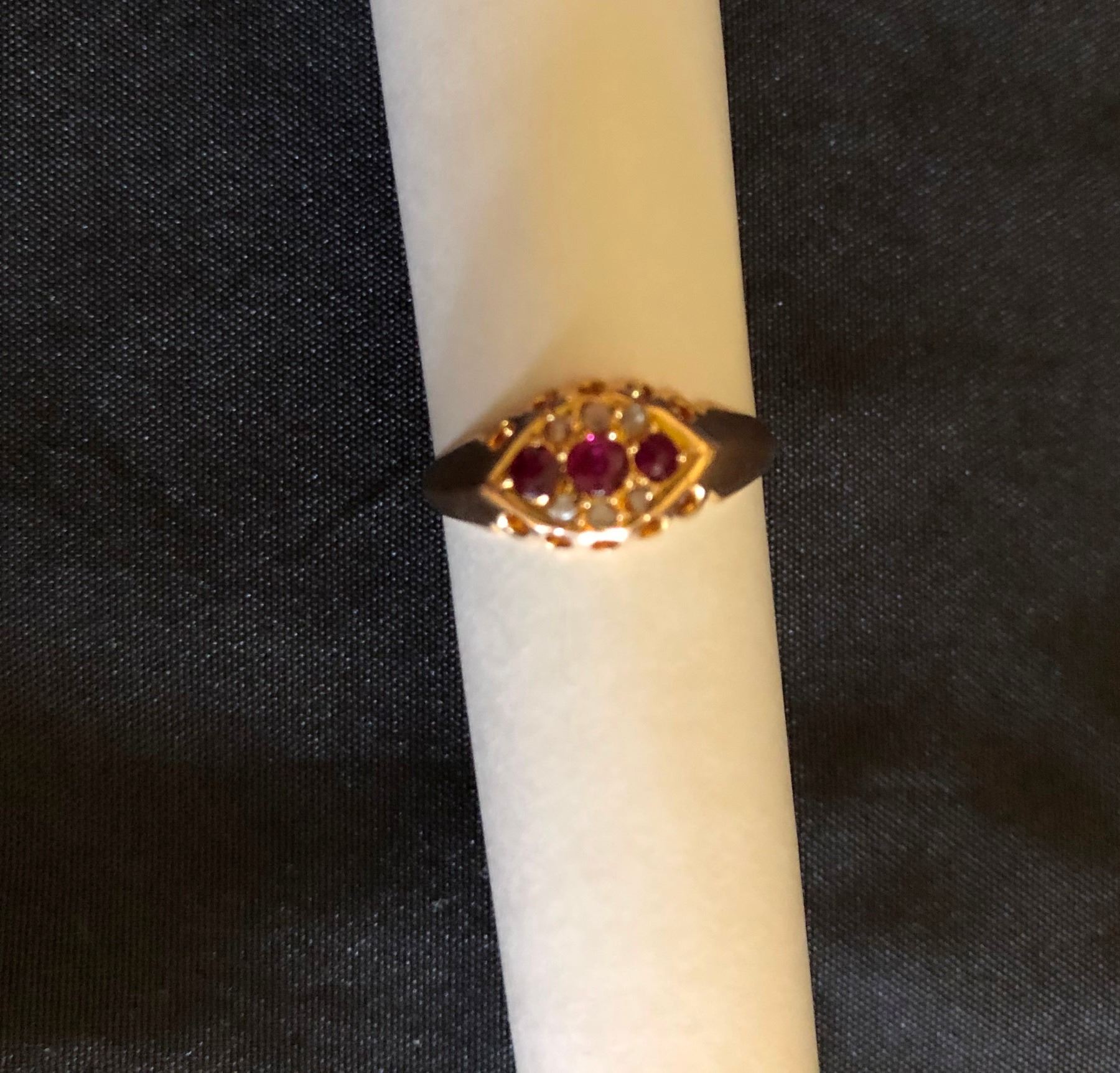 Vintage ladies ring, 6 diamonds, 3 rubies in 18 kt gold setting