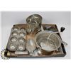 Image 1 : FLAT OF ANTIQUE BAKEWARE