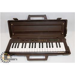 VINTAGE YAMAHA BATTERY OPERATED KEYBOARD W/CASE