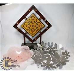 BOX OF SHOWHOME DECOR - METAL AND WOODEN ITEMS.