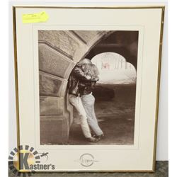 2 LOVERS KISSING PICTURE