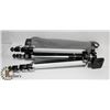 Image 1 : 2 TER EXPANDING ALUMINUM CAMERA TRIPOD IN