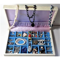 7)  VINTAGE JEWELLERY BOX AND CONTENTS