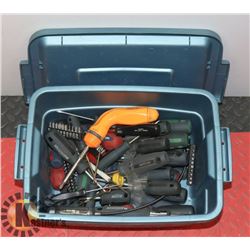 TOTE OF SCREW DRIVERS