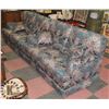 Image 1 : PAIR OF FABRIC LOVE SEATS 59"
