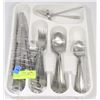 Image 1 : FLATWARE CONTAINER WITH 32-PC FLATWARE