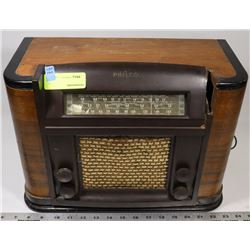 ANTIQUE PHILCO RADIO (HAS DAMAGE).