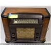 ANTIQUE PHILCO RADIO (HAS DAMAGE).