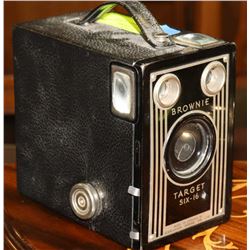 VINTAGE BROWNIE CAMERA