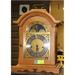 VINTAGE SOLID WOOD MANTLE CLOCK