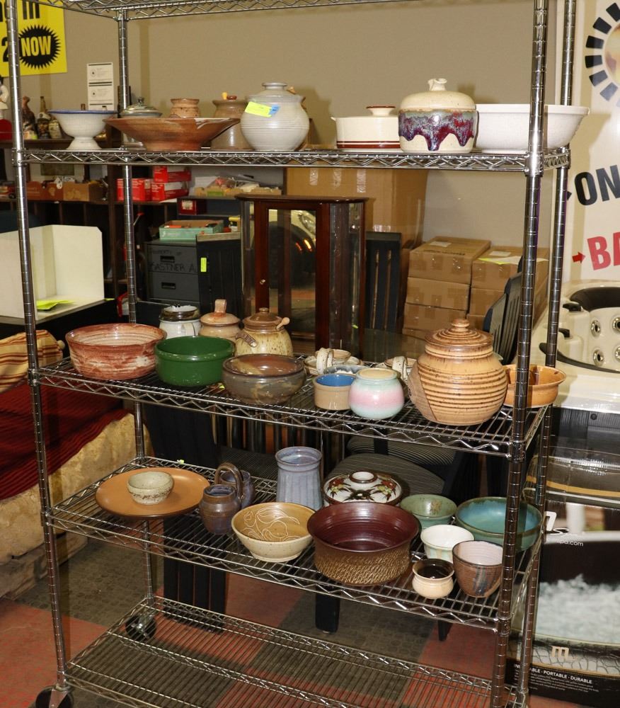 RACK OF ASSORTED POTTERY ITEMS