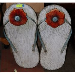 30" METAL WALL FLIP FLOP DÉCOR