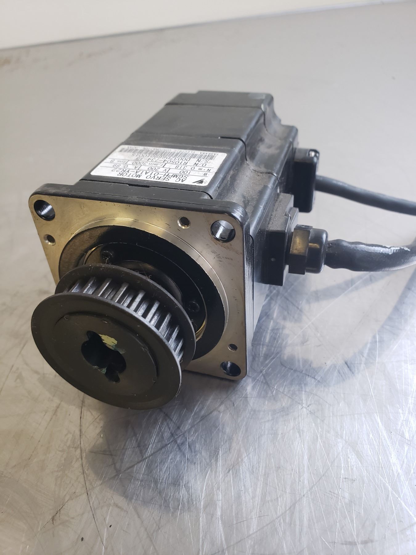 UN servomotore Yaskawa SGMPH-04AA41 usato - IT UN servomotore Yaskawa SGMPH-04AA41 usato - IT