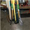 Image 2 : SNOW SHOVEL AND GARDEN TOOLS