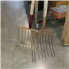 Image 2 : 2 PITCH FORKS