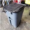 Image 1 : RUBBERMAID ROLLING WASTE BIN W/INDUSTRIAL TARP