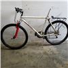 Image 1 : WHITE SPECIALIZED BIKE