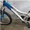 Image 2 : WHITE AND BLUE GARY FISHER BIKE