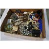 Image 2 : TRAY OF COSTUME JEWELLERY