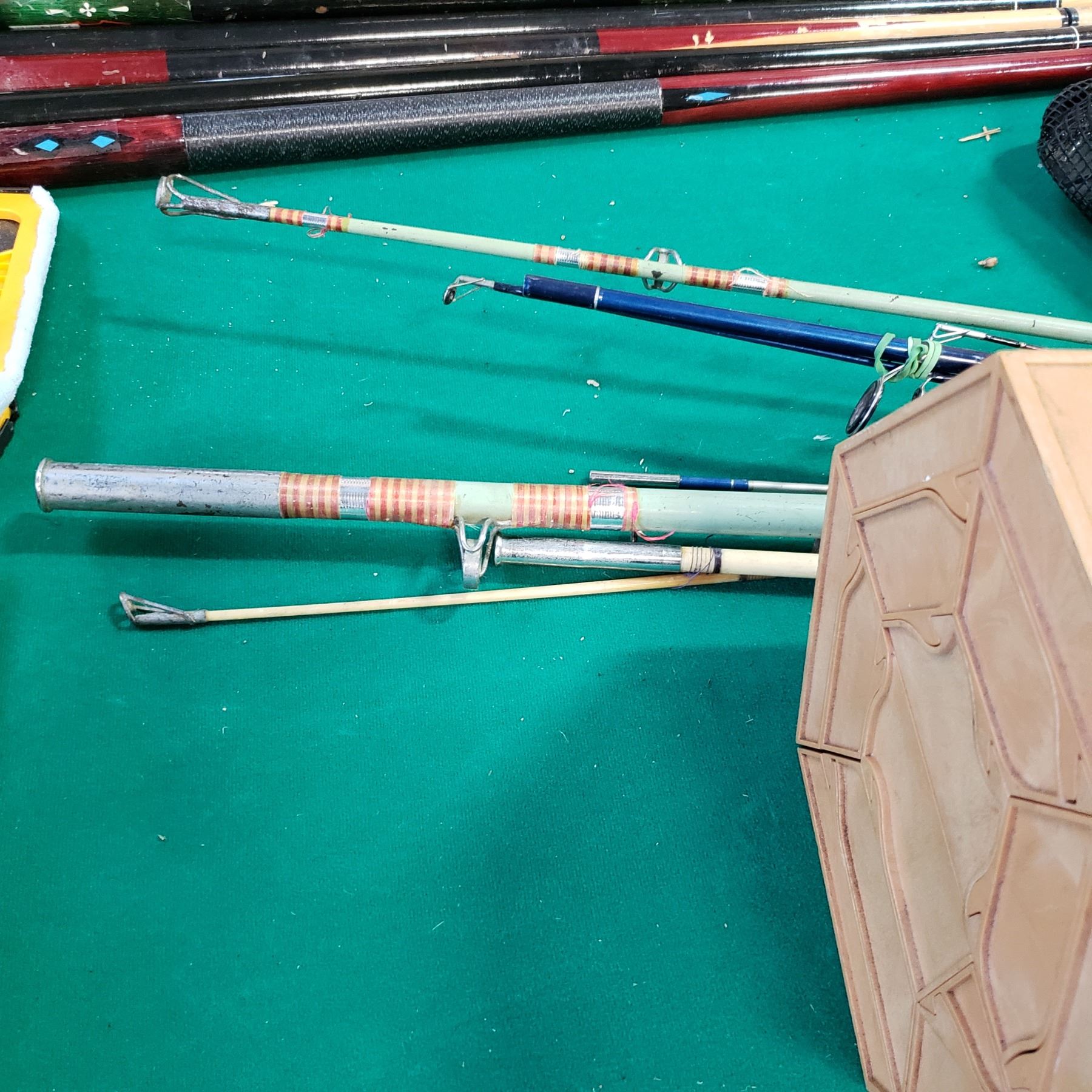 BUNDLE OF VINTAGE FISHING RODS W/ REELS AND ROLL UP FISHING TACKLE BOX