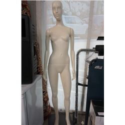 FEMALE MANNEQUIN