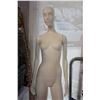 Image 2 : FEMALE MANNEQUIN