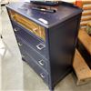 Image 2 : PAINTED BLUE VINTAGE 4 DRAWER DRESSER ON WHEELS
