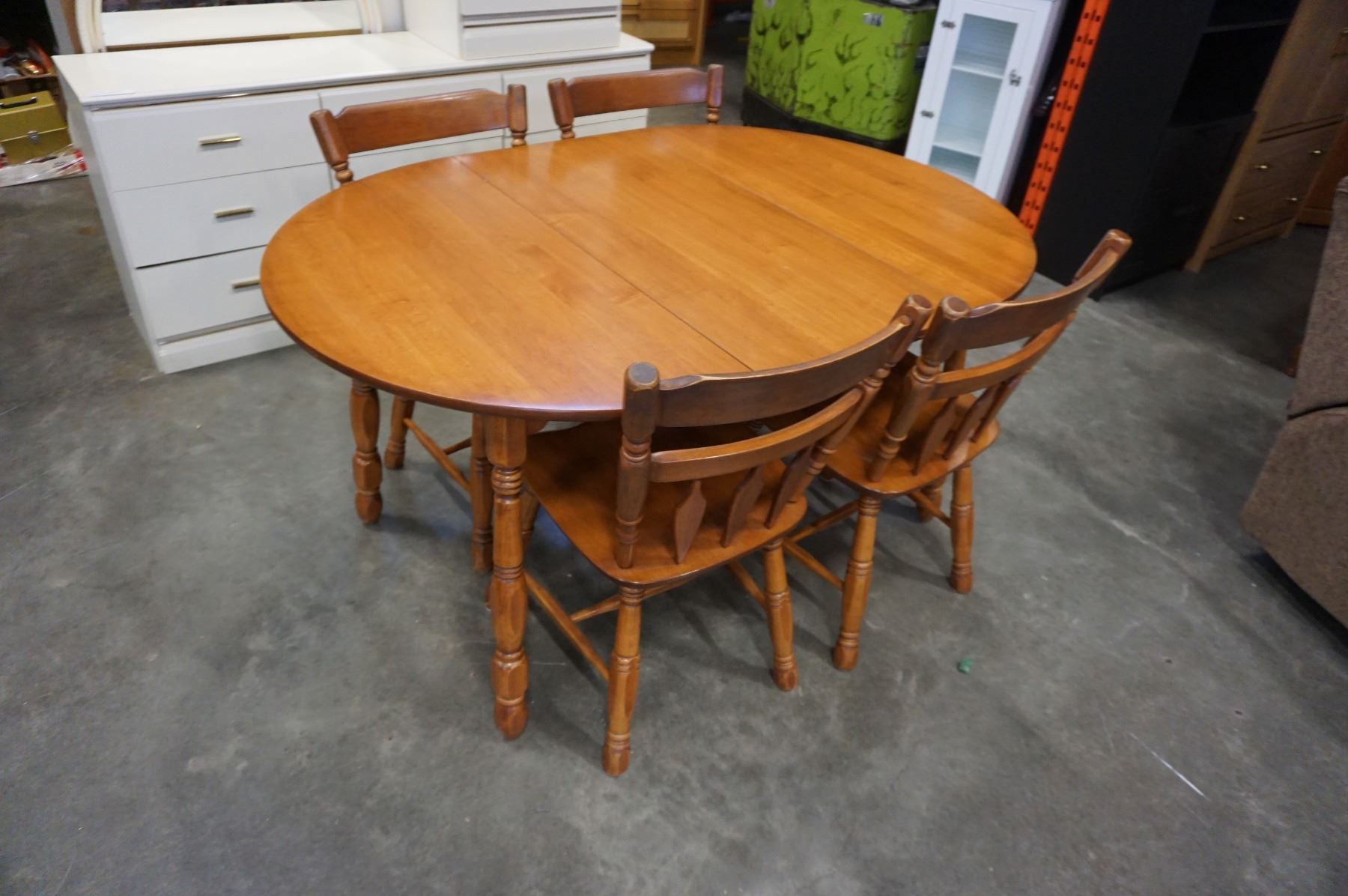 ROUND MAPLE DINING TABLE W/ LEAF AND 4 CHAIRS