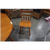 Image 3 : ROUND MAPLE DINING TABLE W/ LEAF AND 4 CHAIRS
